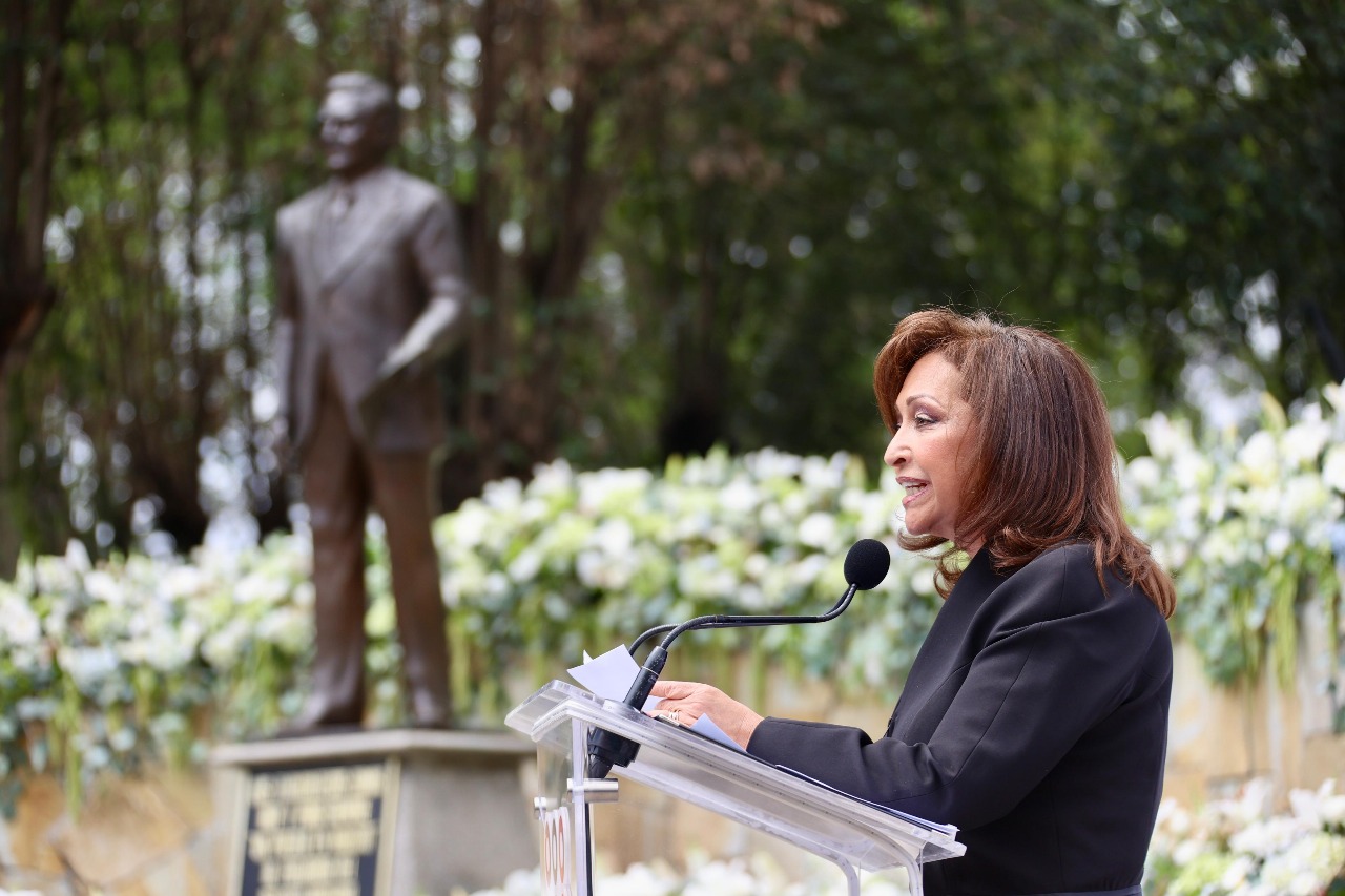 Asiste gobernadora a ceremonia del 44 aniversario luctuoso de Emilio Sánchez Piedras
